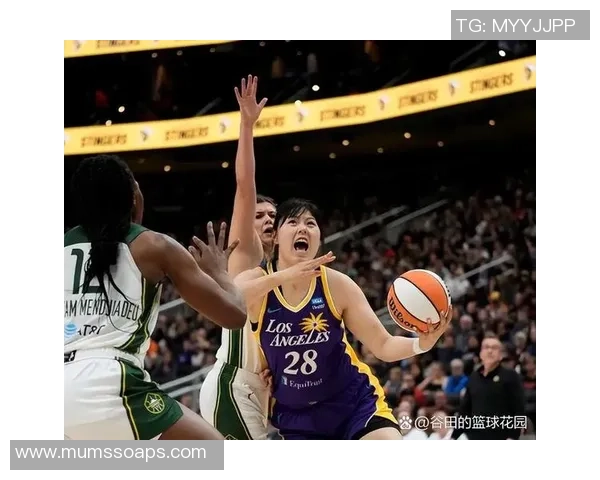 杨曦皓表现起伏10投仅中3得7分但抢下15篮板拼尽全力最终因犯规离场